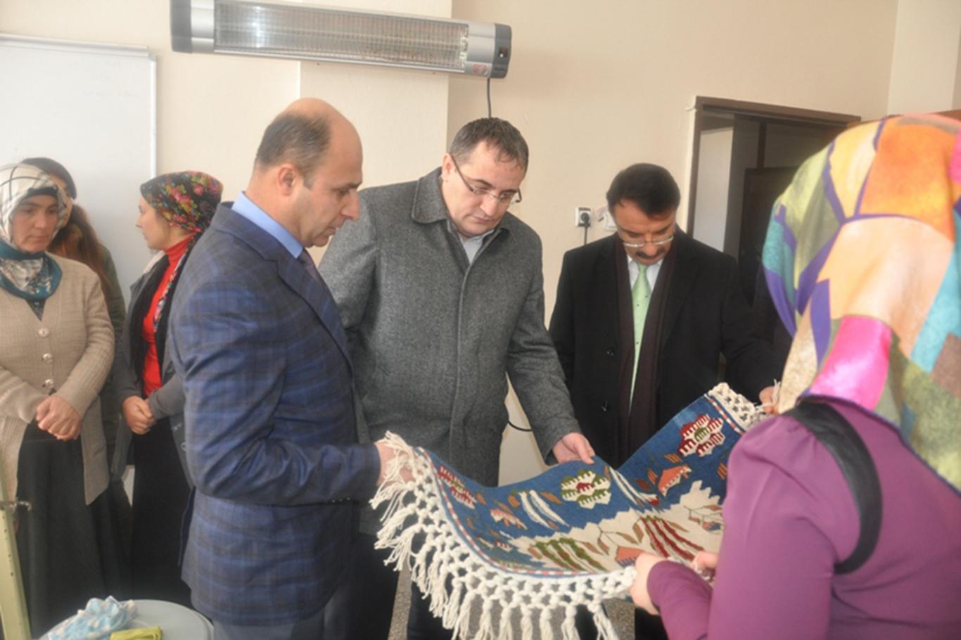 Hasankeyf’te yöresel kilim dokuma kursu açıldı Hasankeyf’te yöresel kilim dokuma kursu açıldı